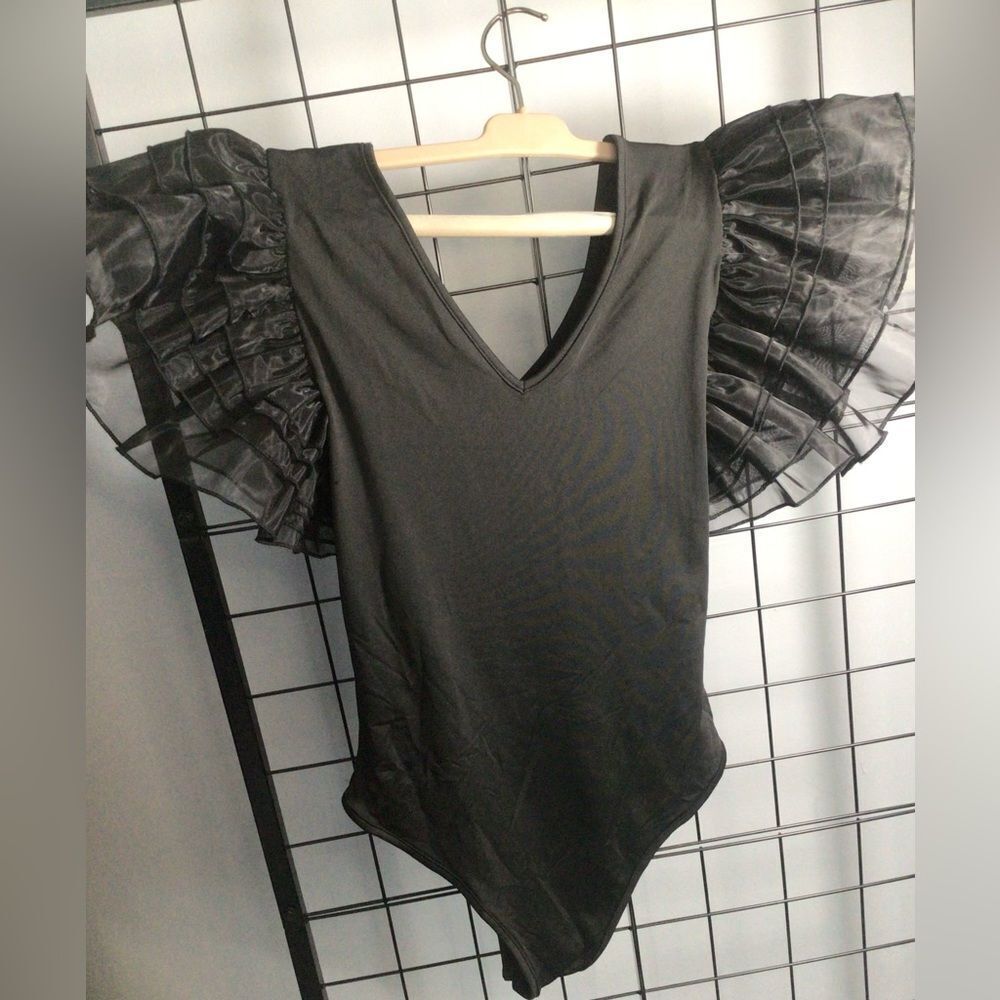 Lyaner statement ruffle sleeve v-neck black bodysuit NWOT - Picture 2 of 7